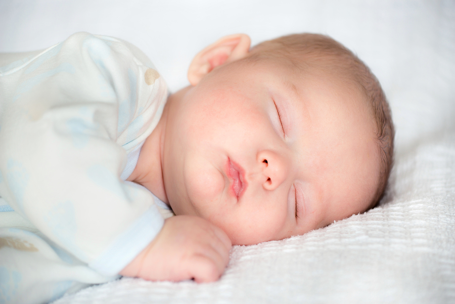 infant sleeping in a crib, 6-month sleep and feeding schedule, how to create